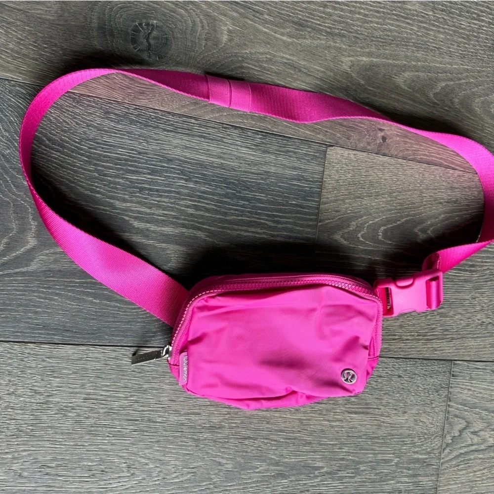 Lululemon Everywhere Belt Bag 1L in Sonic Pink